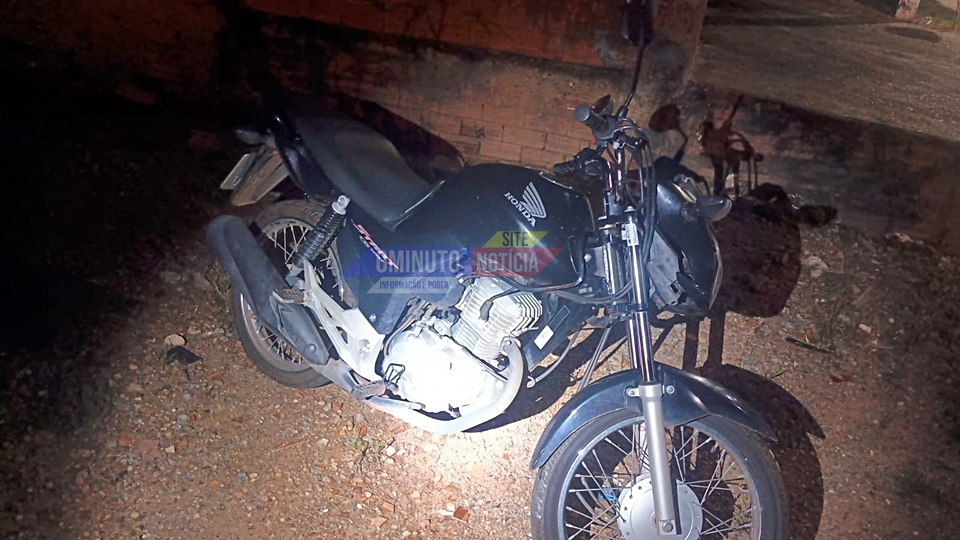 Motocicleta furtada é recuperada pela PM em Cacoal após suspeitos abandonarem veículo