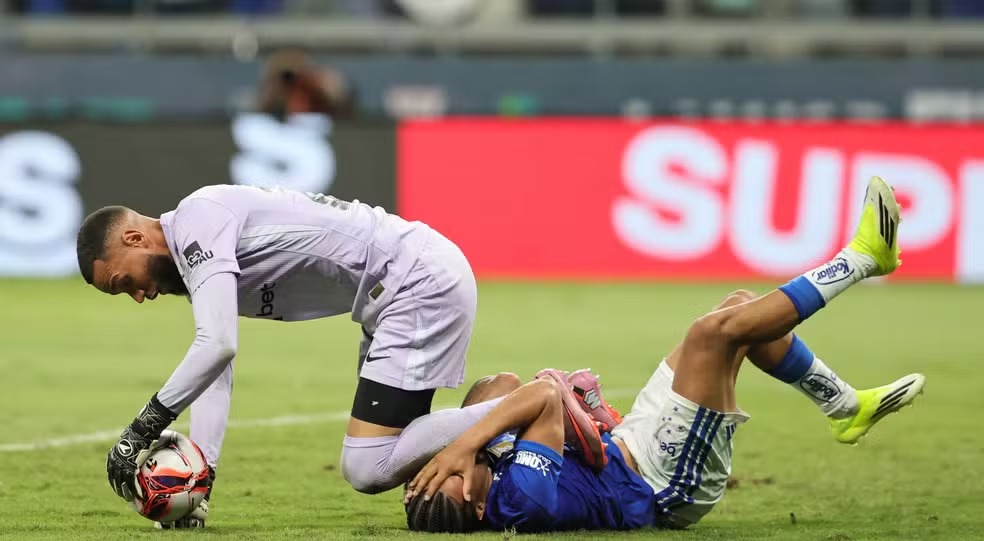 Everson se pronuncia após briga no clássico mineiro