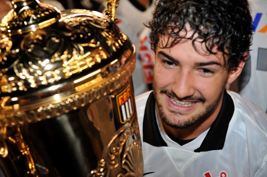 Pato surpreende e reafirma amor pelo Corinthians