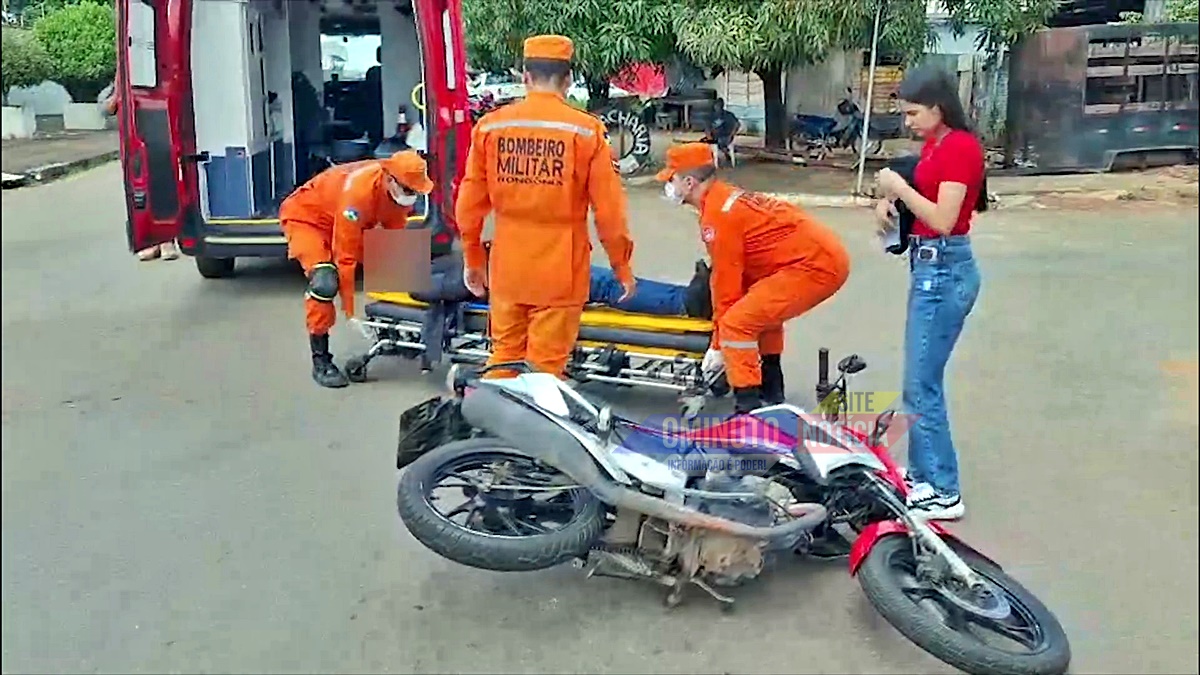 Colisão entre moto e carro fere motociclista