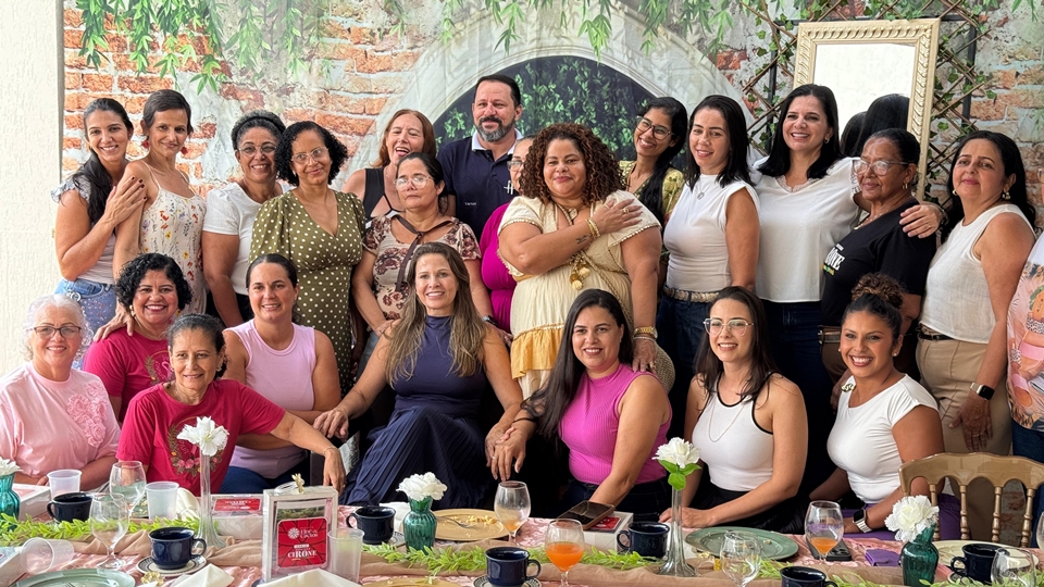 Mulheres recebem books fotográficos do projeto Flores de cactos em Cacoal