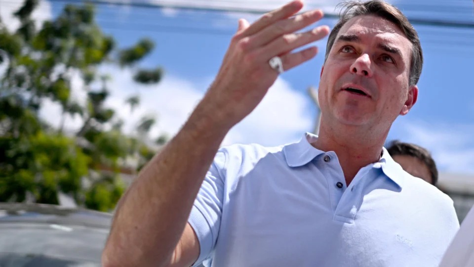 Flávio Bolsonaro critica decisão sobre prisão domiciliar do pai
