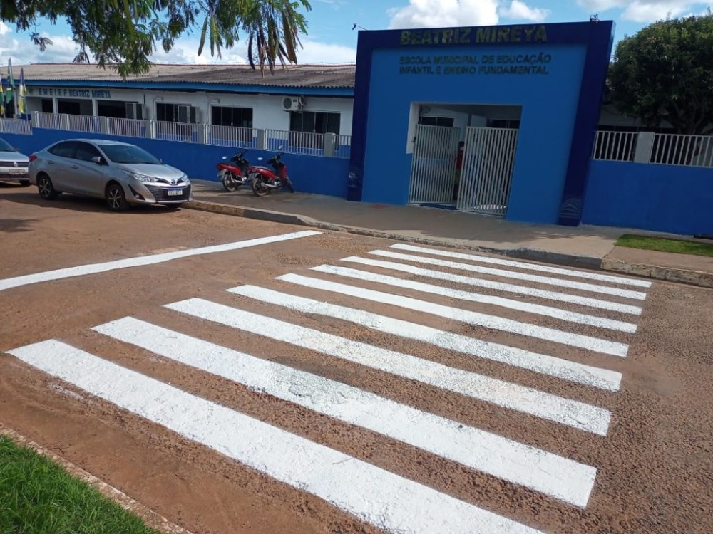 Faixas de pedestres recebem reforço na pintura, em Jaru