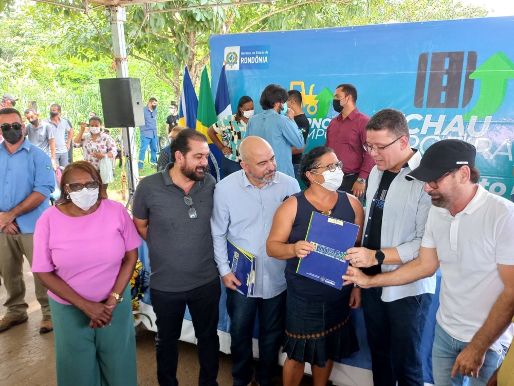 Início das obras do “Tchau Poeira” e entrega de títulos urbanos em Ouro Preto,RO