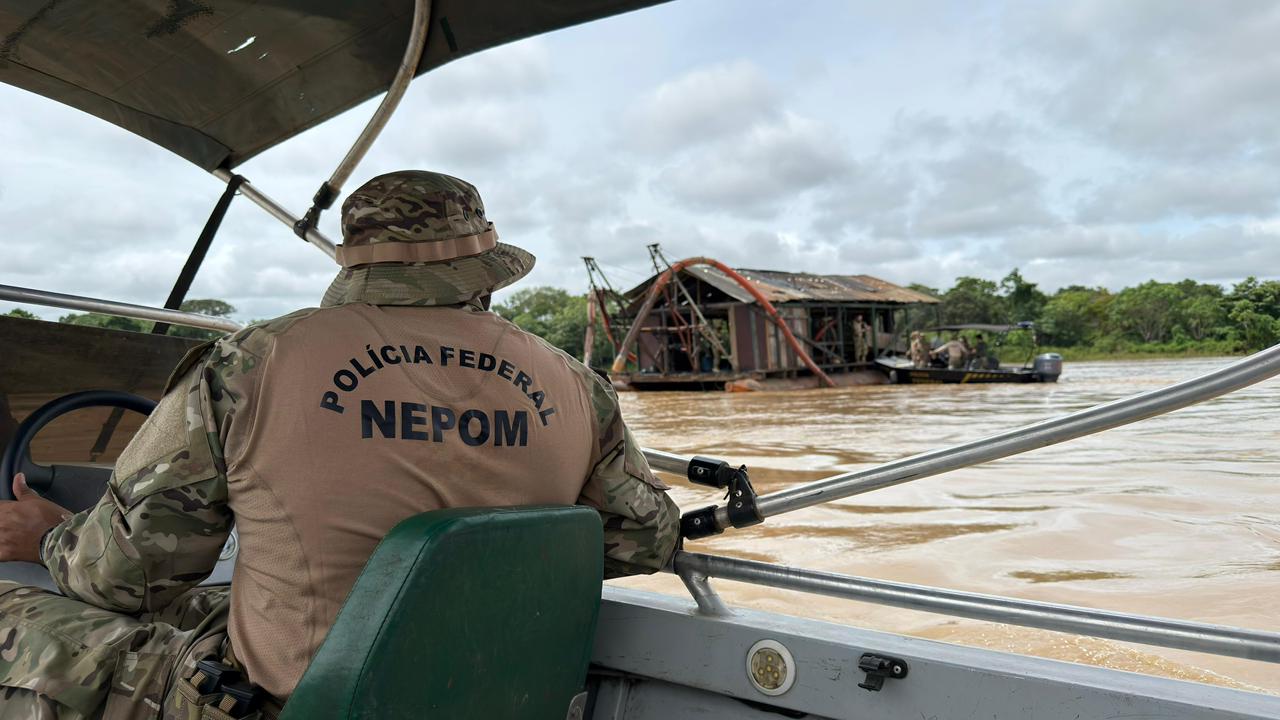 PF destrói equipamento usado em garimpo no Rio Madeira