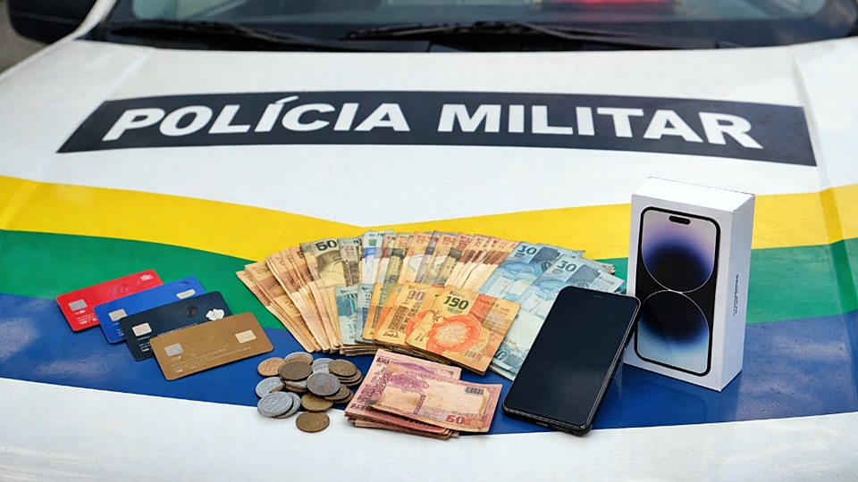 Suspeito é detido pela PM com cartões e dinheiro