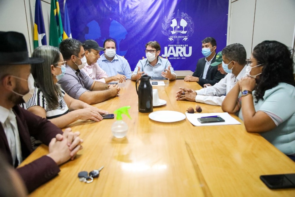 Reunião entre legislativo e executivo municipal define piso salarial de R$ 3.845,63 para professores em Jaru