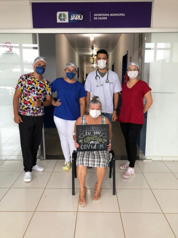 Pacientes se recuperam da Covid-19 e recebem alta hospitalar