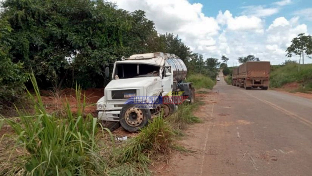 Caminhão de transporte de leite tomba na RO-133 em Vale do Anari