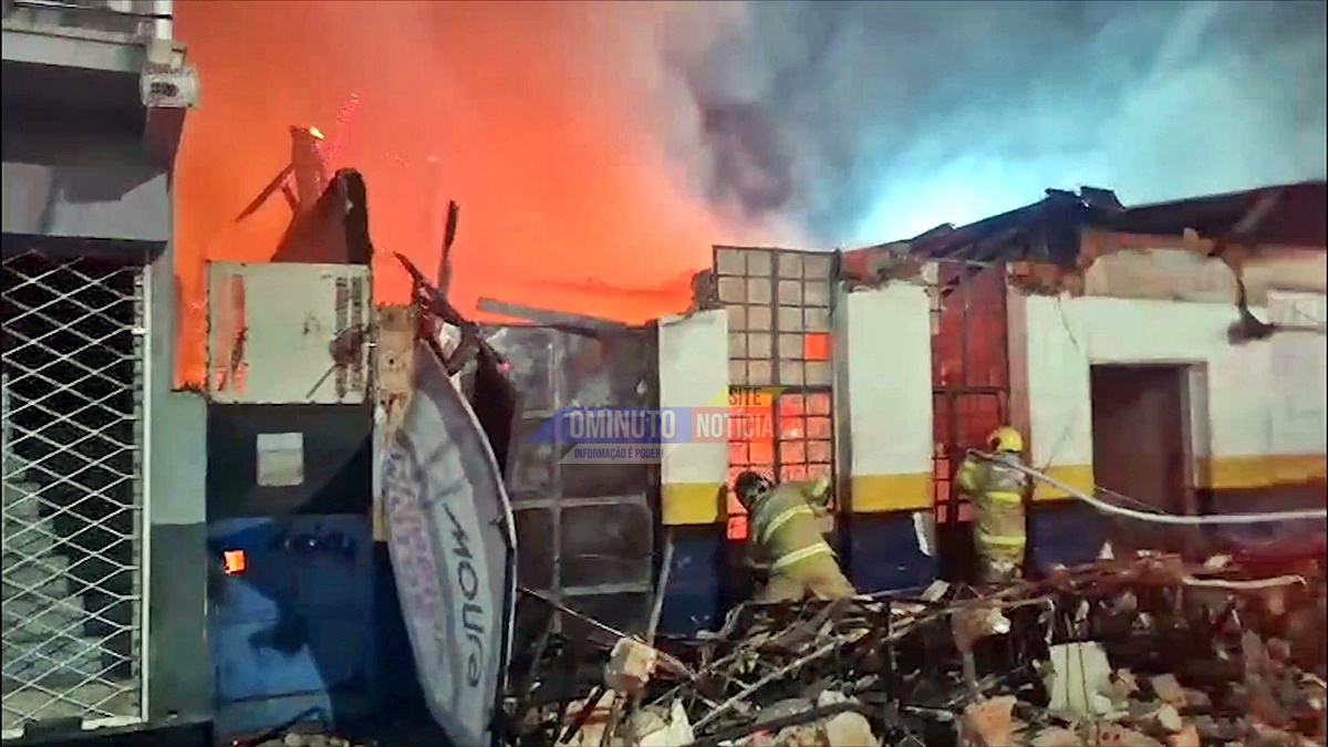 Incêndio de grandes proporções destrói oficina de motos em Porto Velho