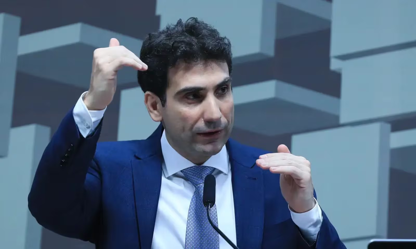 Brasil inicia corte de juros em cenário global adverso