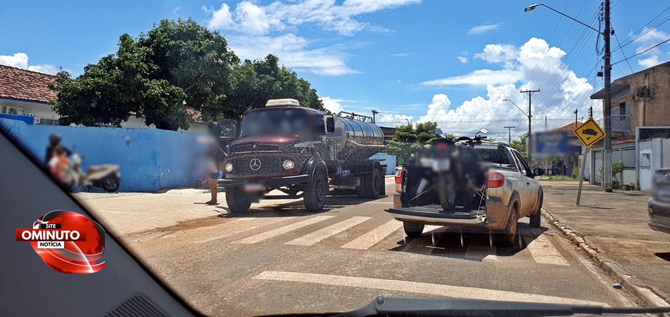 Motoristas são flagrados desrespeitando sinalização na frente de escola municipal, em Jaru, RO