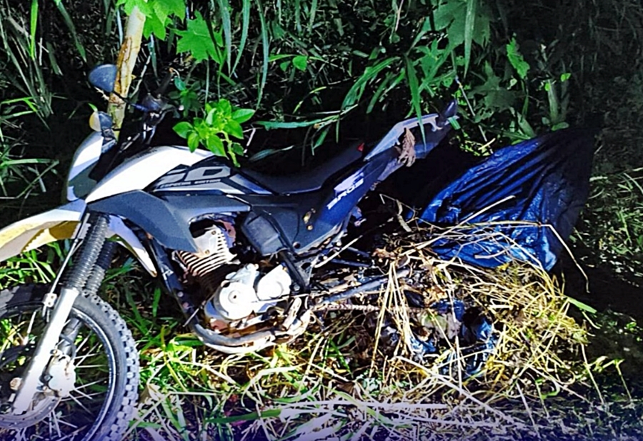Motocicleta abandonada em área de mata, em Espigão do Oeste