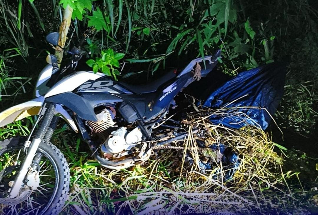Moto abandonada é encontrada pela PM em vegetação