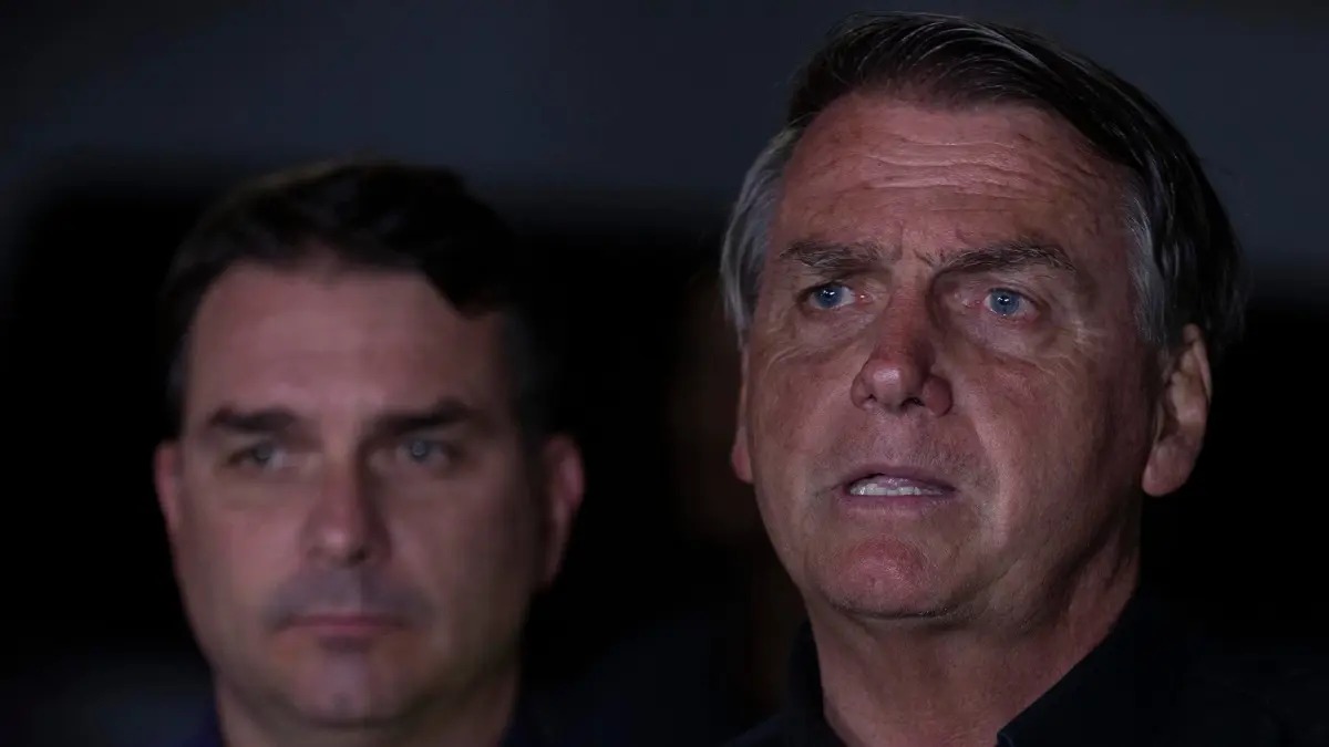 Bolsonaro amplia influência política mesmo em prisão domiciliar