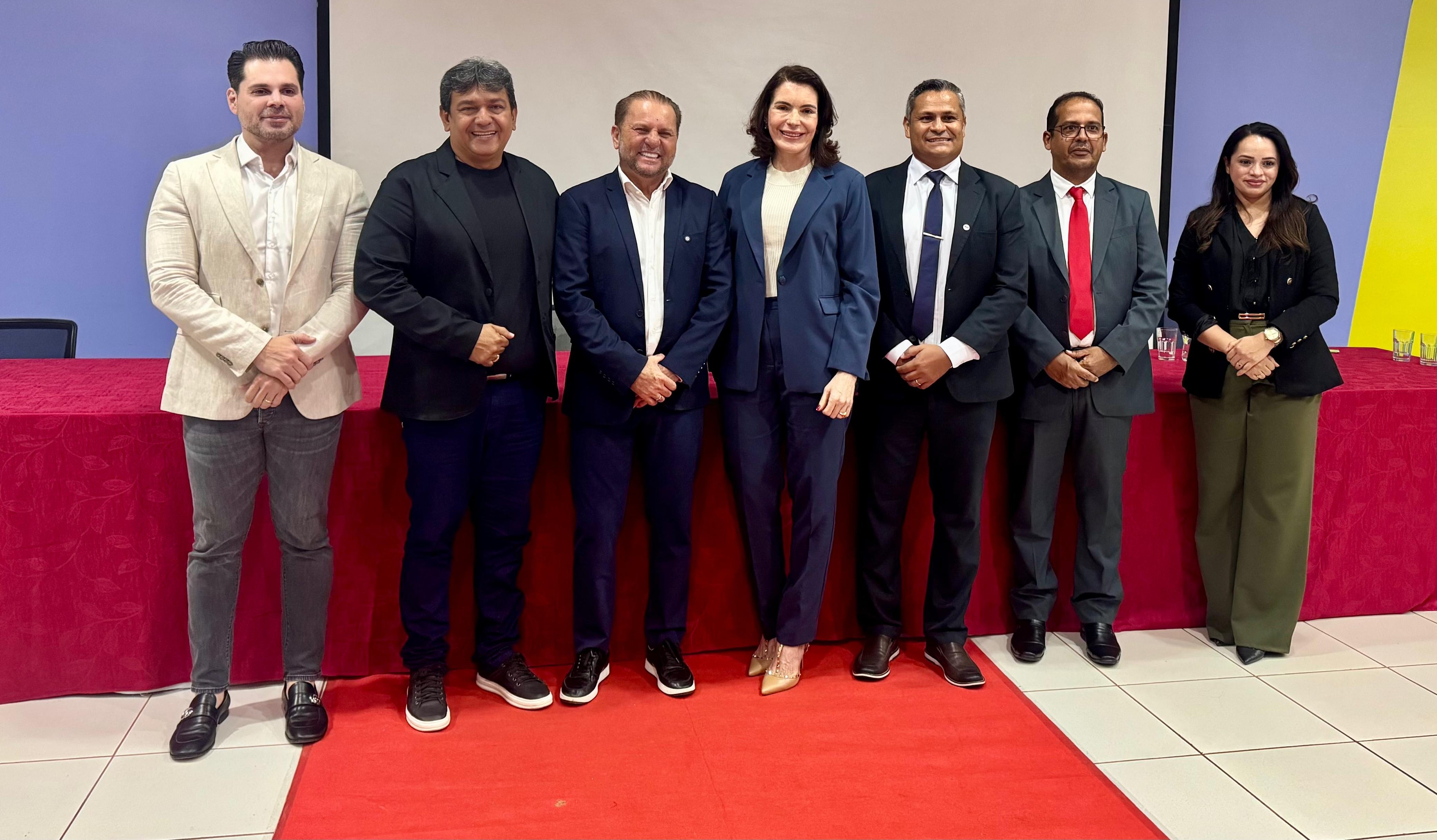 Cirone Deiró ministra palestra para acadêmicos sobre desafios da vida pública na era da informação