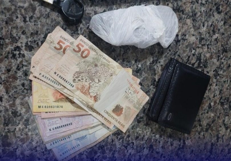 Suspeito é conduzido à delegacia após ser flagrado com droga e dinheiro em Cacoal