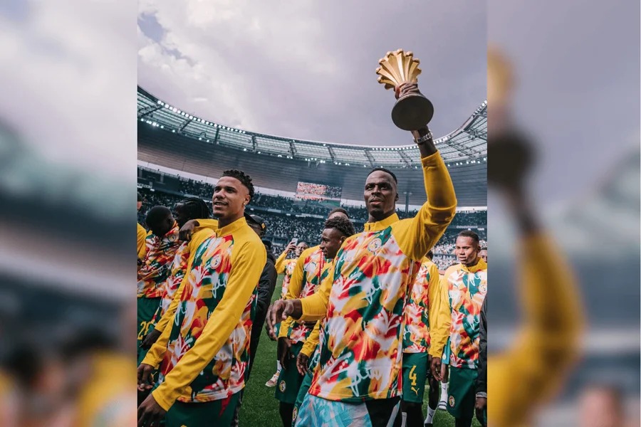 Seleção de Senegal  mostra troféu em jogo amistoso