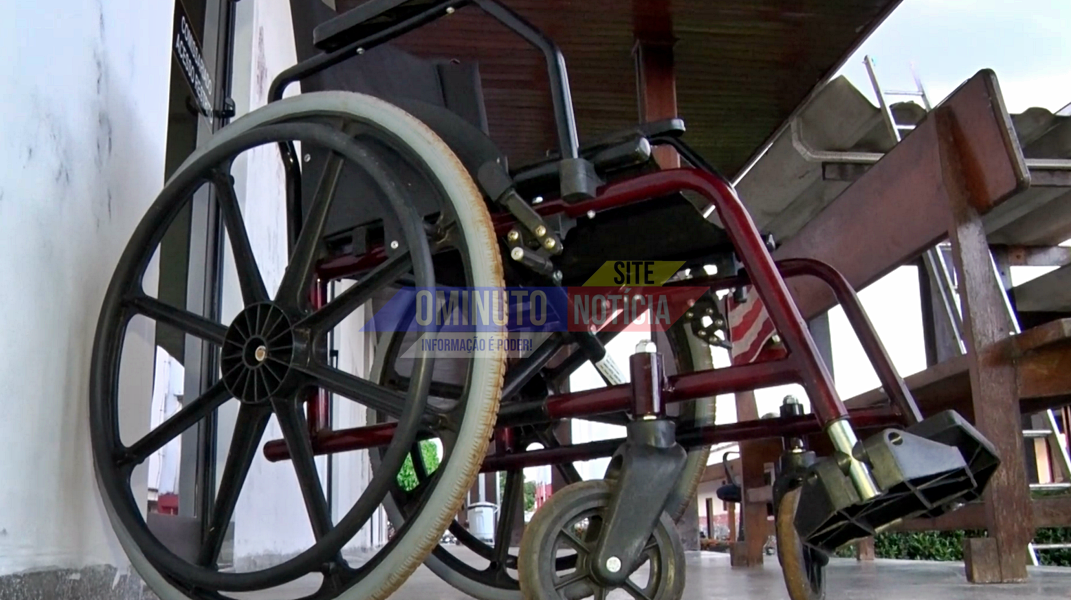 Cadeira de rodas é encontrada abandonada em matagal em Cacoal