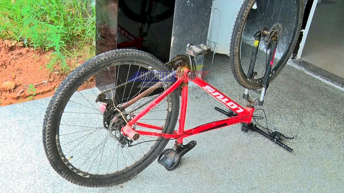 Bicicleta é encontrada após ter sido abandonada em terreno baldio