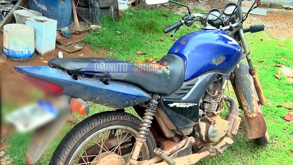 Motocicleta furtada é recuperada abandonada na zona rural