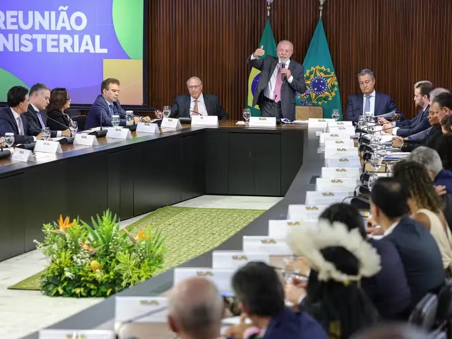 Lula promove mudança no ministério e define novo titular