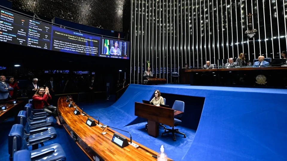 Policiais e Bombeiros do DF terão aumento salarial aprovado pelo Senado