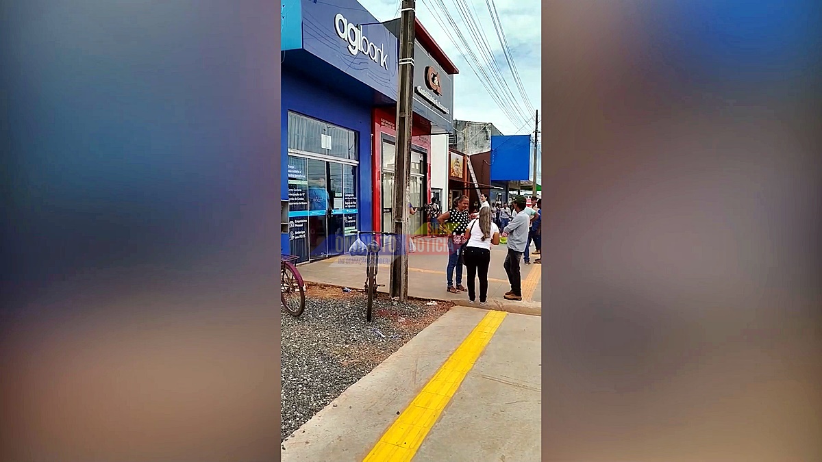 Aposentados enfrentam filas de até nove horas em Rolim de Moura