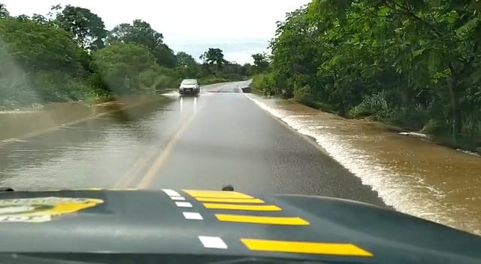 BR-364 fica alagada após transbordamento de rio entre Cacoal e Presidente Médici, RO