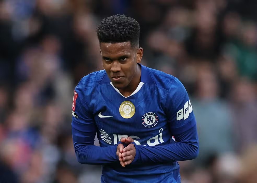 Imprensa inglesa destaca Estêvão como solução para o Chelsea