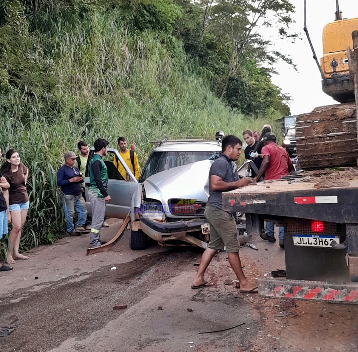 Colisão entre caminhonete e caminhão deixa motorista preso às ferragens na Linha 5, entre Cacoal e Andreazza
