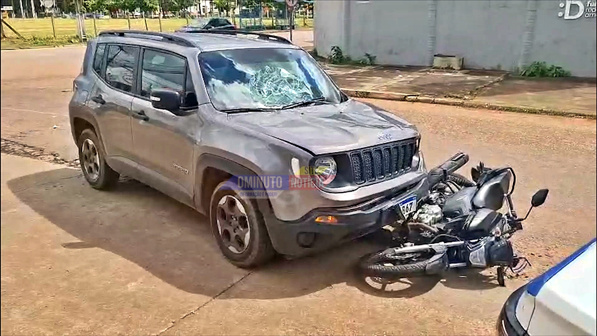 Colisão em cruzamento deixa casal gravemente ferido na capital