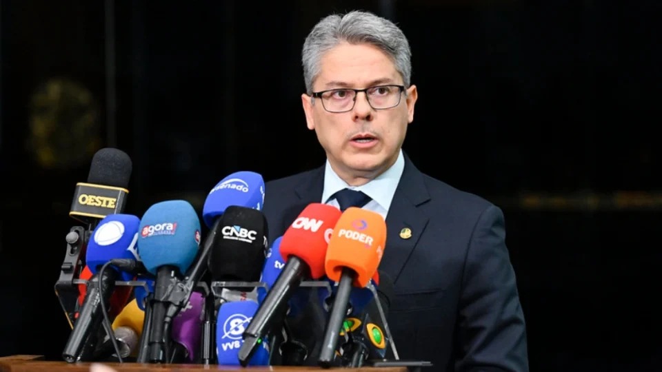 Relator lamenta decisão de Davi Alcolumbre e mantém análise