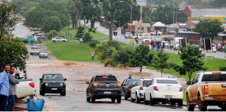 Chuvas inundam casas e comércios em Ouro Preto do Oeste, nesta segunda, 14