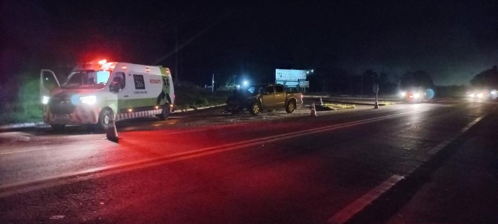 Três pessoas ficam feridas após colisão no trevo da BR-364