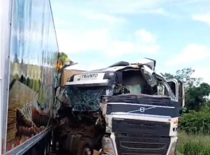 Colisão entre carretas bloqueia trecho a BR-364