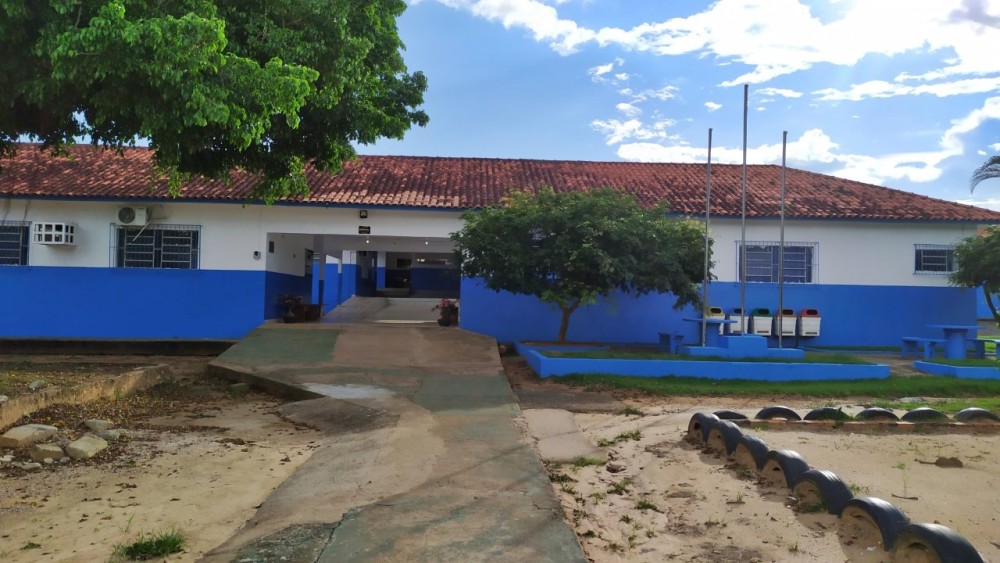 Botijões de gás são levados de escola no setor 07, em Jaru, RO