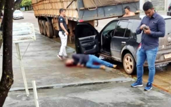 Homem é morto a tiros na frente do pai, nesta terça-feira, 15