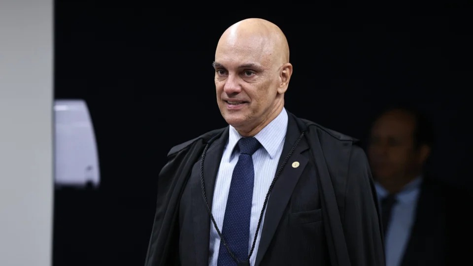 Moraes ordena apuração contra Flávio Bolsonaro após publicação sobre Lula