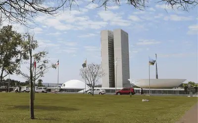 Indústria pressiona Congresso por debate mais amplo sobre jornada de trabalho