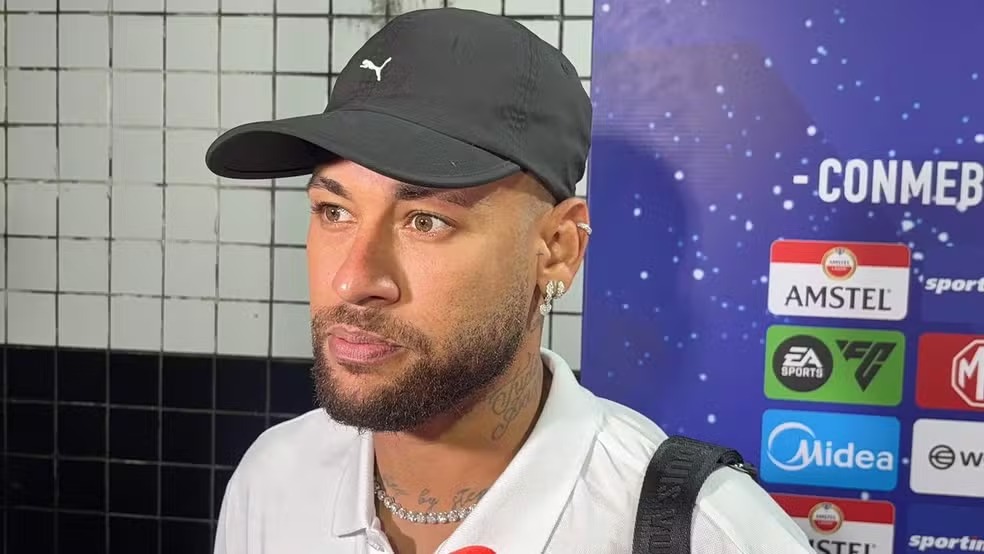 Neymar comenta futuro no Santos e diz que faz mais do que deveria