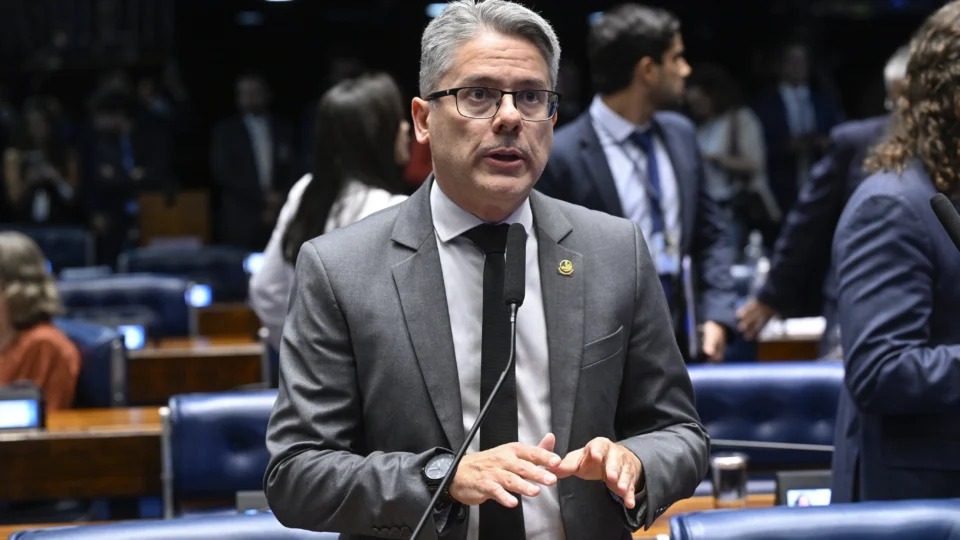 Senador Alessandro Vieira vê reação de ambos os lados após relatório