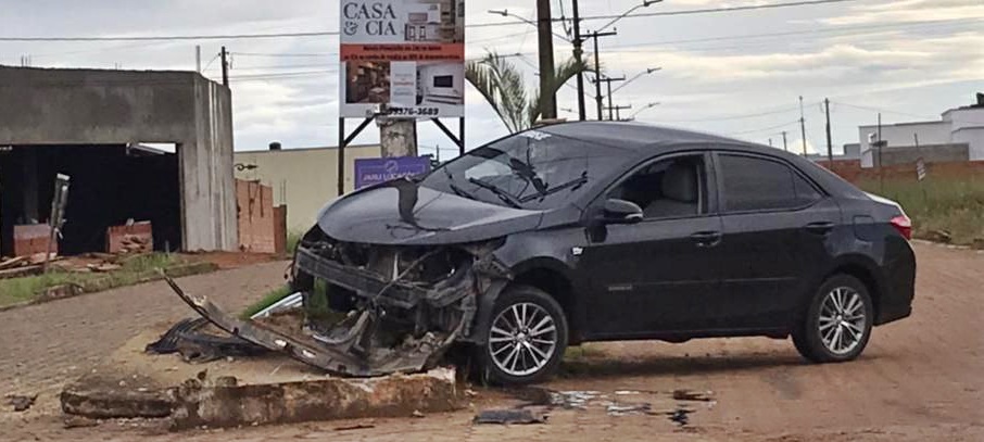 Condutor perde o controle de veículo e se choca com canteiro central, no Savana Park, em Jaru, RO