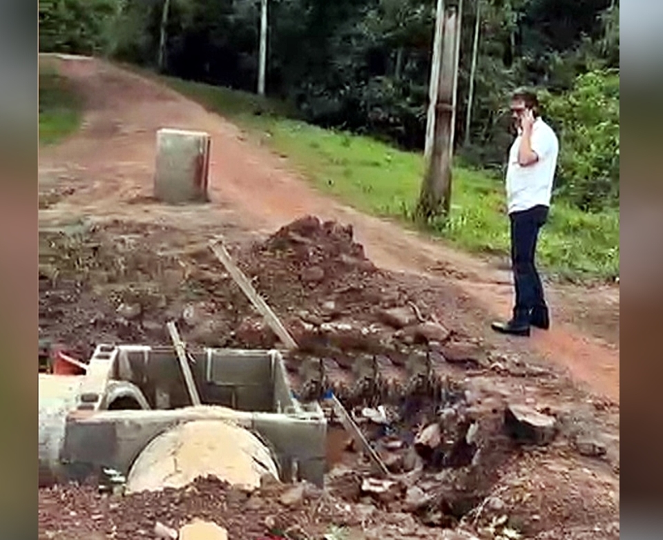 Obra de drenagem parada no bairro Santo Antônio gera transtornos e cobra resposta da prefeitura em Cacoal