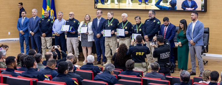 ALE-RO presta homenagem a pioneiros da PRF em Rondônia