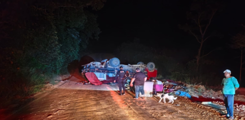 Caminhão capota na MA-28, em Machadinho do Oeste