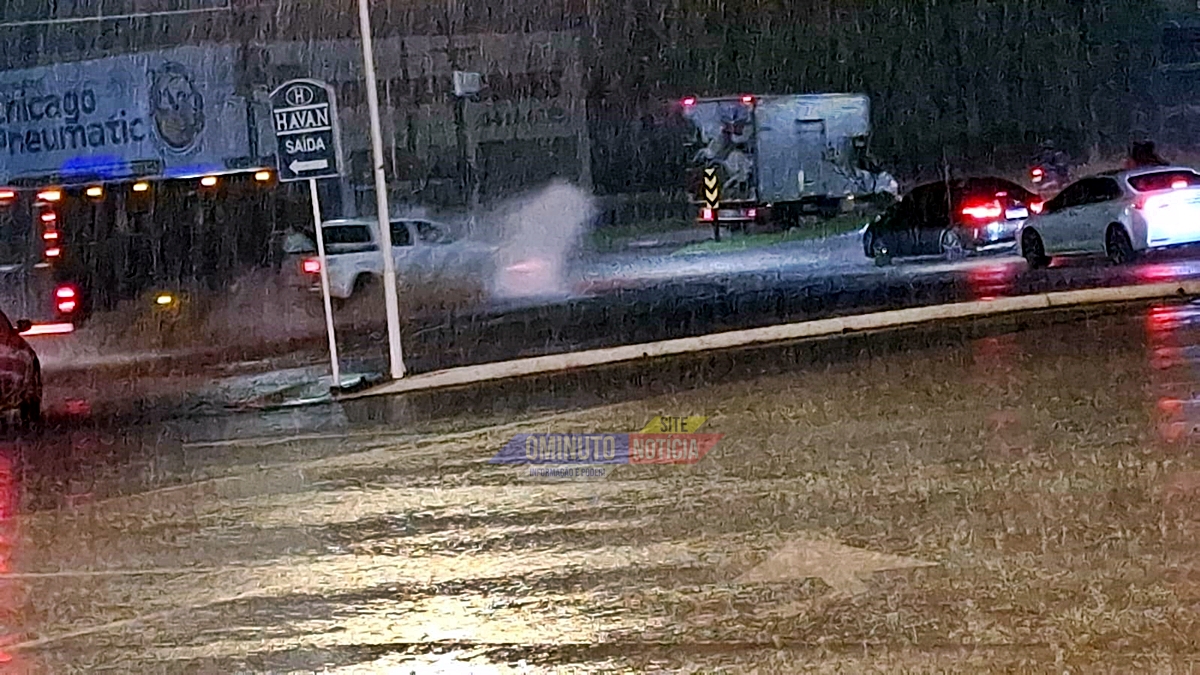 Transeuntes reclamam de inundações em frente a Havan, em Cacoal