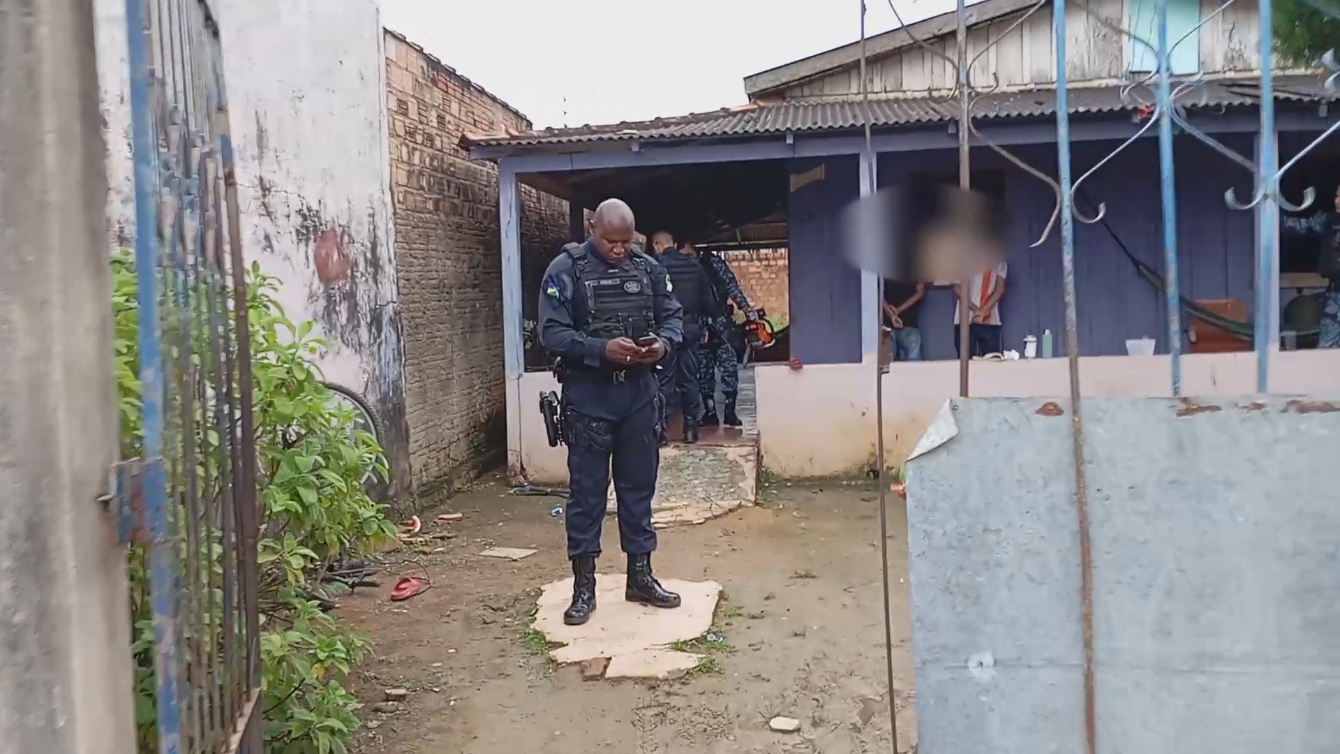 Denúncia anônima leva Força Tática a prender foragido e recuperar moto