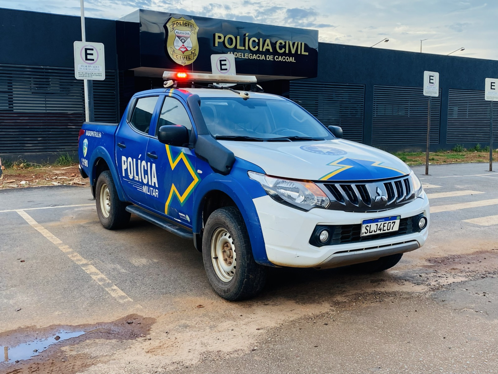 Homem é ferido a facadas em frente a casa noturna e agressor foge em Cacoal