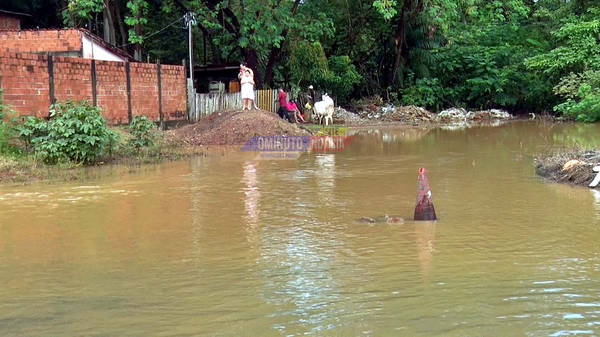 Rio Pirarara avança e deixa famílias ilhadas no bairro Floresta, em Cacoal